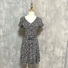 美品　UNIQLO レーヨンフレアプリントワンピース　花柄　フラワー　Ｖネック