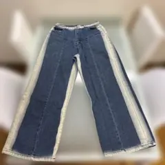 ストレートデニム ダークブルーとホワイトストライプ