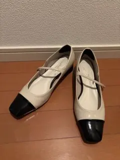 ジ*ョ様 ルタロン　ホワイト/ブラック トゥキャップパンプス