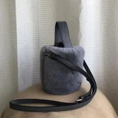 グレー ふわふわフェイクファー巾着ハンドバッグ　調節可能ショルダーベルト付