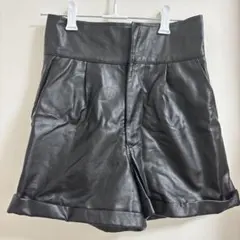 レザーショートパンツ