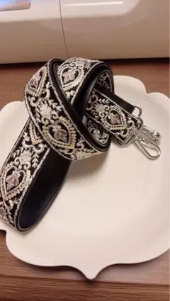 インド刺繍リボン　人気柄　ショルダーストラップ 黒地 ハンドメイド　合皮