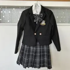 黒いブレザーとチェック柄スカート