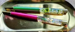 【傷ありのため値下げ】緑とピンクの装飾ボールペン2本セット