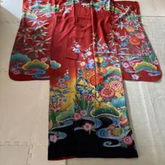 伝統的な赤地花柄着物反物