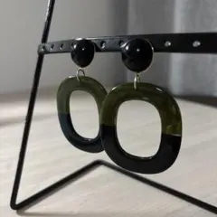 オリーブグリーンとブラックのフープピアス