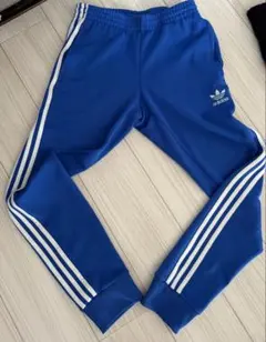adidasトラックジャージ　パンツ