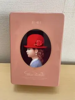 赤い帽子の少女 スチール缶