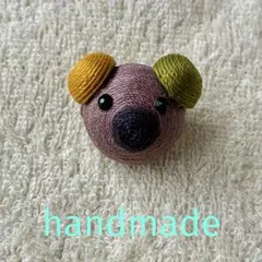 ハンドメイド　刺繍ブローチ　くまさん　ボンボンブローチ65