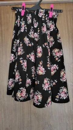 花柄フレアスカート 黒　膝丈　膝上　ウエストゴム