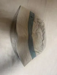 ベージュとグレーのバケットハット 80年代