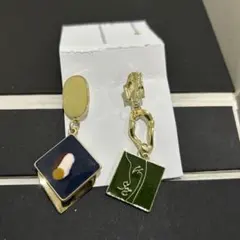 アシンメトリーゴールドトーンピアス