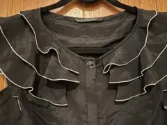 COTOO フリル付き黒半袖ブラウス