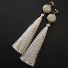 アンティーク風　グレージュ　ロングタッセルイヤリング