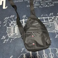 ブラック ボディバッグ ロゴ付き