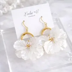 上品フラワーシェルピアス　ゴールド×ホワイト　揺れる大ぶりアクセサリー