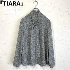 【TIARA】ボウタイ付き総柄ブラウス　長袖ブラウス　リーフ柄ブラウスのサムネイル