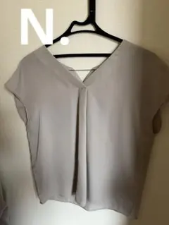 N. エヌドット カーキパックパール Vネック半袖ブラウス