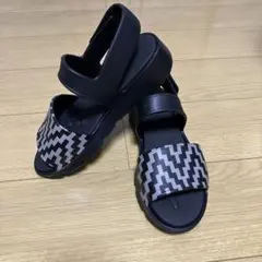 ジグザグパターン サンダル 黒とグレー