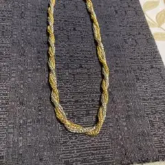 金色と銀色のツイストネックレス