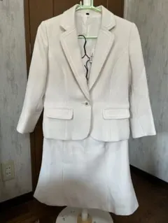 ホワイトスーツと花柄ドレスセット