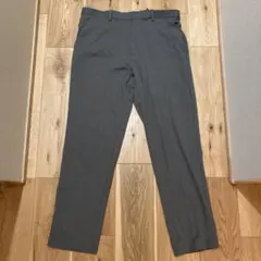 ユニクロ　グレー パンツ　ボタン付きウエスト