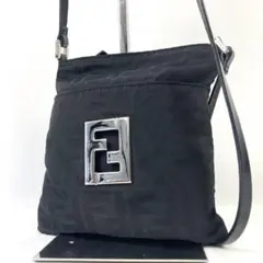 フェンディ ショルダーバッグ サコッシュ ロゴプレート ズッカ柄 ブラック 黒