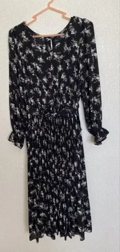 花柄長袖プリーツワンピース