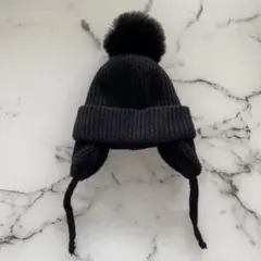 黒 ポンポン付き 耳あて付き ベビーニット帽