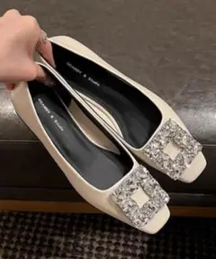 ビジュー　パンプス　白