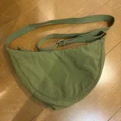 UNIQLO　ラウンドショルダーバッグ カーキ色のサムネイル