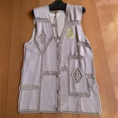 ラベンダー色 編み込みデザイン ジレ