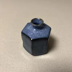 青い六角形陶器　一輪挿し花瓶