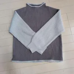 ikka グレーとホワイトのタートルネックニット