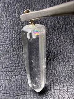0718177 天然水晶六角柱虹入りペンダントトップ