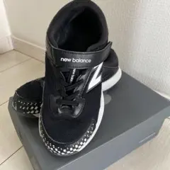 new balance キッズ スニーカー 黒/白　21.5