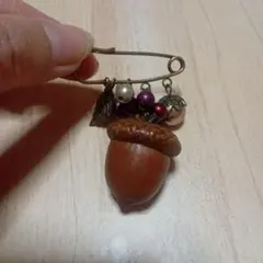 ハンドメイド　木製ドングリビーズのブローチ　レディース　ファッション　どんぐり