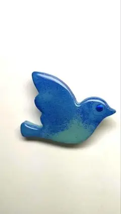 青色と緑色の鳥のブローチ