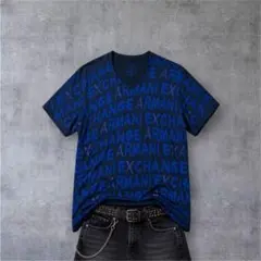 ARMANI EXCHANGE 総柄ロゴ Vネック Tシャツ 手書き風のサムネイル