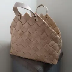 三角形バスケット　新聞雑誌入れなどに