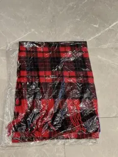 赤と黒のチェック柄マフラー
