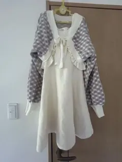 フリル付き白とピンクのチェックワンピース