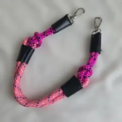 ピンクと黒の編み込みストラップ