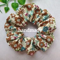 a007☆匿名配送 ブラウン系小花×小苺 中 シュシュ ハンドメイド ボタニカル