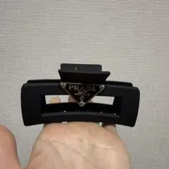 PRADA ブラック ヘアクリップ