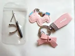 未使用 社外品 ライズ ロゴ入りキーホルダー ピンク 馬 リボン キラキラ