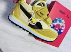【限定価格‼️】PUMA Pokemon ピカチュウ キッズスニーカー箱付きのサムネイル