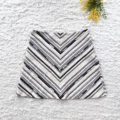 美品✨ザラベーシック　台形タイトミニスカート　総柄　刺繍　白　M