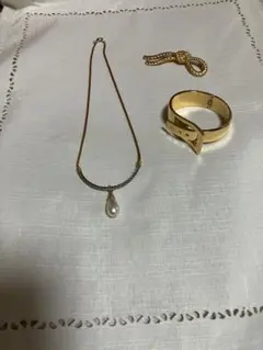 ゴールド系　ネックレスとバックルブレスレットとブローチセット