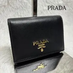 【美品】PRADA 三つ折り 財布 ロゴ 金具 サフィアーノ レザー ブラック ✨美品✨ PRADA 三つ折り財布 金ロゴ サフィアーノレザー ブラック